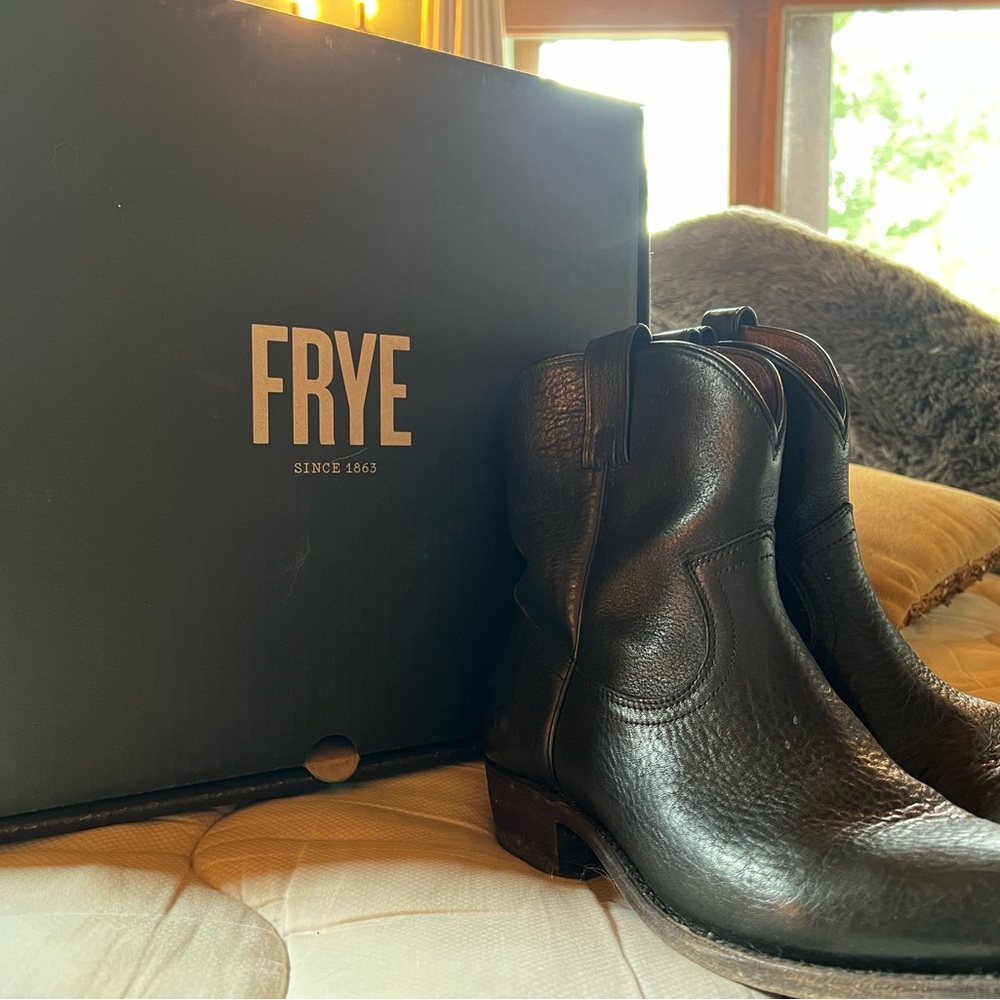 Frye Black Leather Ankle Boots Classic Pull-On Design